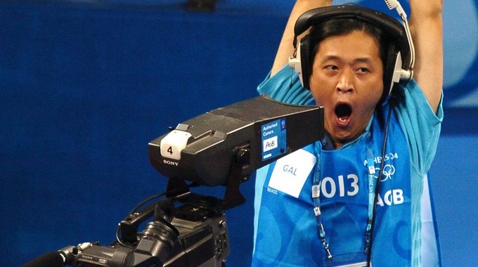 Un camara de tv muestra su cansancio durante una retrasmisión en directo. EFE/Archivo