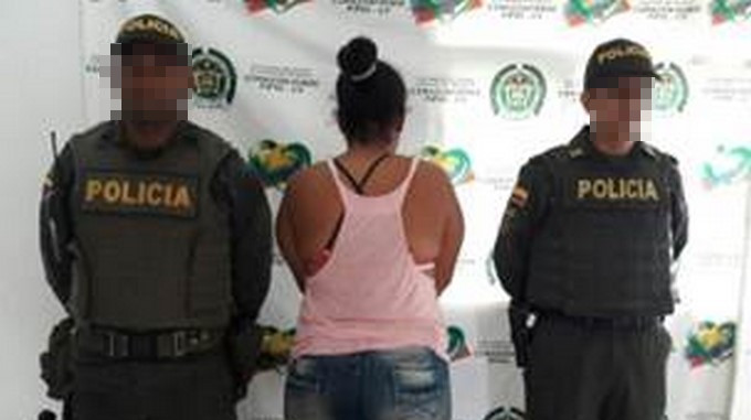 Por golpear a una niña de 13 años, la capturó la Policía