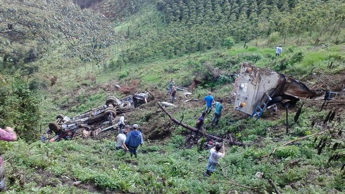 Destruido quedó el carro escalera arrastrado por un derrumbe en Sonsón