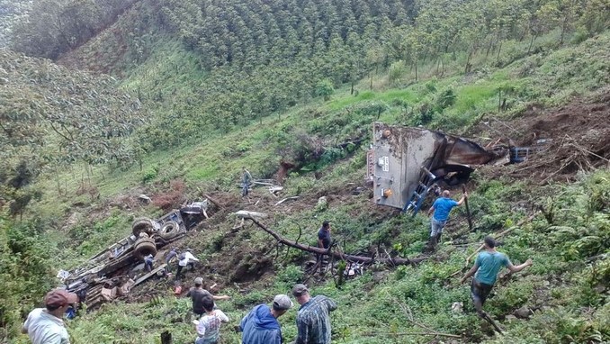 Destruido quedó el carro escalera arrastrado por un derrumbe en Sonsón
