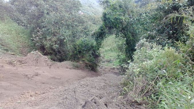 Destruido quedó el carro escalera arrastrado por un derrumbe en Sonsón