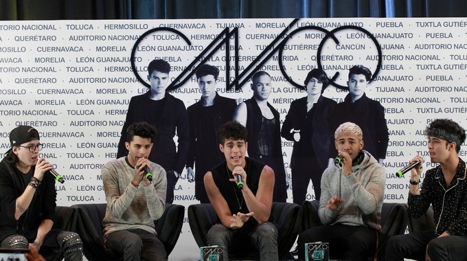 Los integrantes del grupo CNCO cantan durante una rueda de prensa en Ciudad de México (México). EFE/Archivo