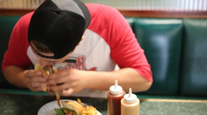 Revelan una táctica para comer mucho sin subir de peso