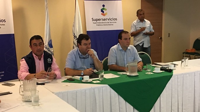 Firman convenio para proteger a los usuarios de servicios públicos del país