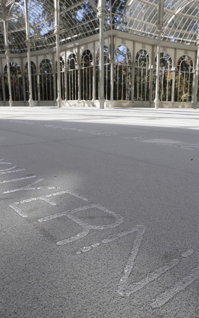 Imagen del suelo del Palacio de Cristal del Retiro de Madrid donde el Museo Reina Sofía presenta hoy "Palimpsesto," el nuevo proyecto que ha creado para este espacio la colombiana Doris Salcedo, una instalación sobre los emigrantes fallecidos en el Mediterráneo y el Atlántico. EFE