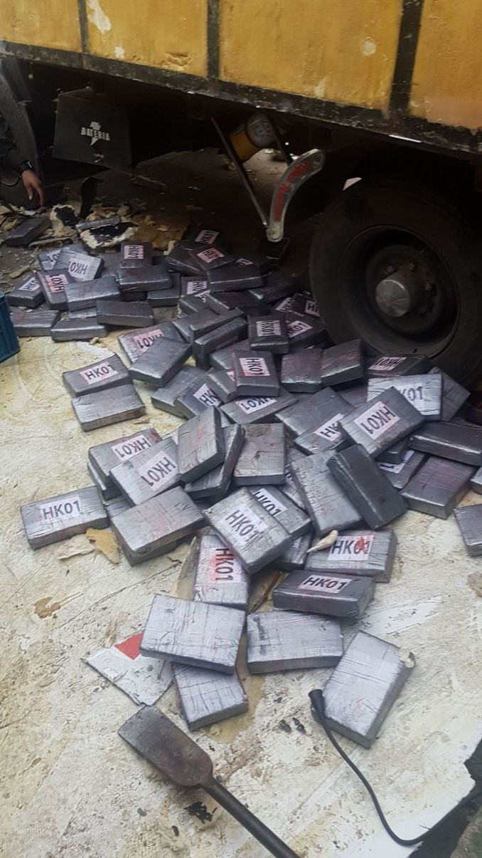 FOTOS: Incautaron 498 kilos de clorhidrato de cocaína que estaban escondidos en un furgón en La Guajira 4 Incautaron 498 kilos de clorhidrato de cocaína que eran transportados en un furgón en La Guajira