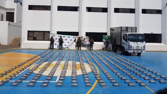 FOTOS: Incautaron 498 kilos de clorhidrato de cocaína que estaban escondidos en un furgón en La Guajira 2 Incautaron 498 kilos de clorhidrato de cocaína que eran transportados en un furgón en La Guajira