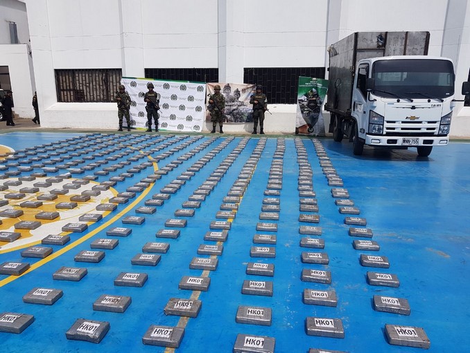 FOTOS: Incautaron 498 kilos de clorhidrato de cocaína que estaban escondidos en un furgón en La Guajira 3 Incautaron 498 kilos de clorhidrato de cocaína que eran transportados en un furgón en La Guajira