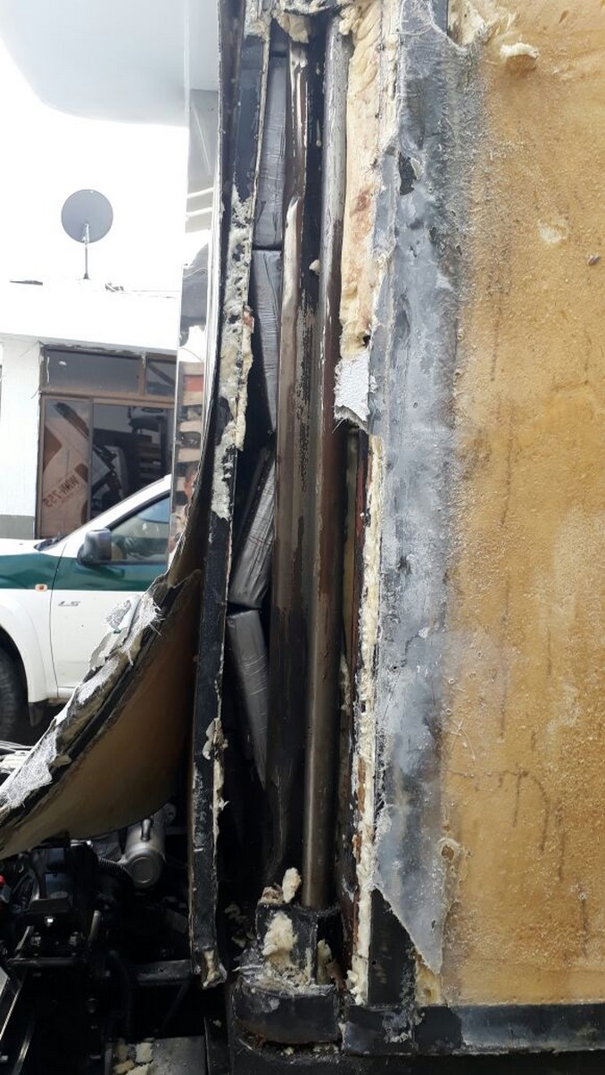 FOTOS: Incautaron 498 kilos de clorhidrato de cocaína que estaban escondidos en un furgón en La Guajira 5 Incautaron 498 kilos de clorhidrato de cocaína que eran transportados en un furgón en La Guajira