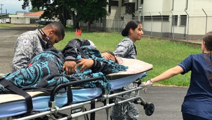 Fuerza Aérea trasladó a dos mujeres indígenas en el Cauca que se encontraban en delicado estado de salud