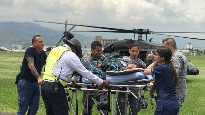 Fuerza Aérea trasladó a dos mujeres indígenas en el Cauca que se encontraban en delicado estado de salud