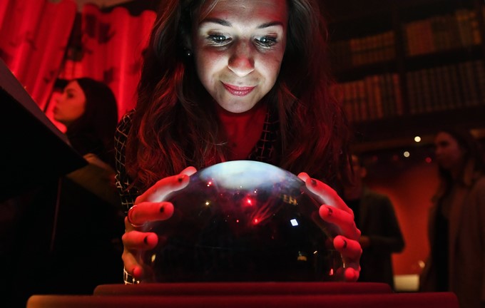 Una visitante observa objetos de la exposición "Harry Potter: historia de la magia", organizada para celebrar el 20 aniversario de la publicación del primer libro de la saga, en la Biblioteca Británica en Londres (Reino Unido), hoy 18 de octubre de 2017. EFE/