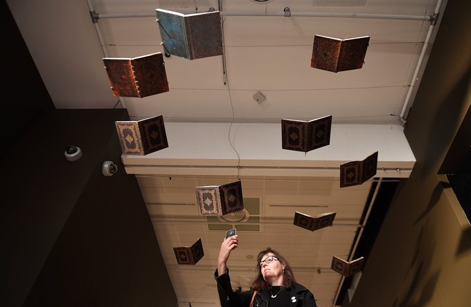 Una visitante observa objetos de la exposición "Harry Potter: historia de la magia", organizada para celebrar el 20 aniversario de la publicación del primer libro de la saga, en la Biblioteca Británica en Londres (Reino Unido), hoy 18 de octubre de 2017. EFE