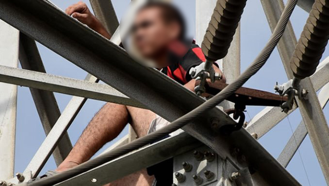 Las tres cosas que pidió un hombre para bajarse de una torre de energía en Barranquilla