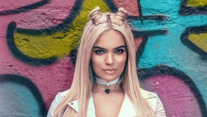 Fotografía sin fecha cedida por Universal Music de la cantante colombiana de música urbana Karol G durante una sesión fotográfica promocional. EFE/Universal Music