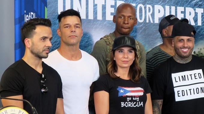 Los cantantes Luis Fonsi (i.), Ricky Martin (2 i.) y Nicky Jam (d); la activista del bienestar y de la salud familiar, Laura Posada (2 d.), y exbasquetbolista estadounidense, Ray Allen (atrás) posan durante una rueda de prensa ofrecida hoy, lunes 2 de octubre de 2017, a su llegada en el aeropuerto Internacional Luis Muñoz Marín de San Juan. Ricky Martin, Luis Fonsi, Chayanne, Gloria Estefan, Nicky Jam, entre otros artistas, llegaron hoy a Puerto Rico para unir sus esfuerzos y entregar productos de primera necesidad para ayudar a los afectados por el paso hace trece días del huracán María. EFE
