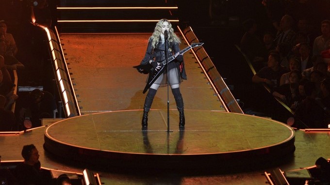 La cantante estadounidense Madonna actúa en el escenario durante un concierto. EFE/Archivo