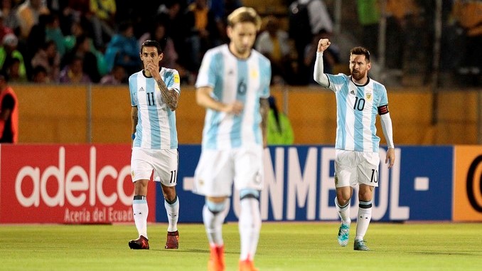 VIDEO: ¡De rodillas ante Messi! Argentina se salvó con un triplete del 10