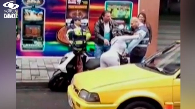 Agente de tránsito le reclamó a mujer por dejar su moto mal parqueada y ella lo agredió