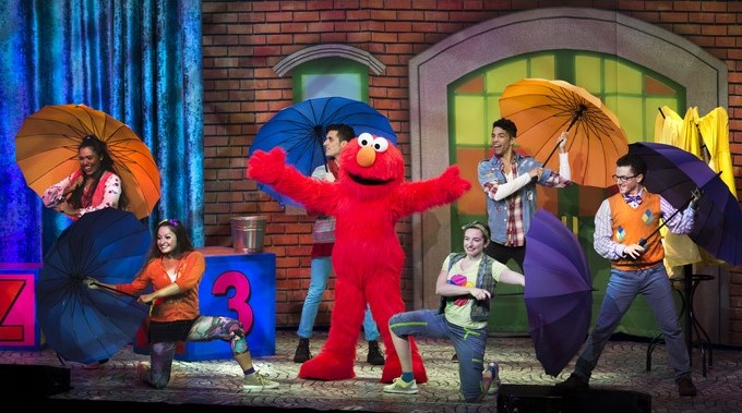 Fotografía cedida el 18 de octubre de 2017, donde se observa al personaje Elmo (c), de la serie de televisión infantil conocida como "Plaza Sésamo", durante una escena del nuevo espectáculo "Sesame Street Live! Let's Party!", fruto de la asociación de Feld Entertainment con la organización educativa sin fines de lucro Sesame Workshop. EFE/Mullen Lowe