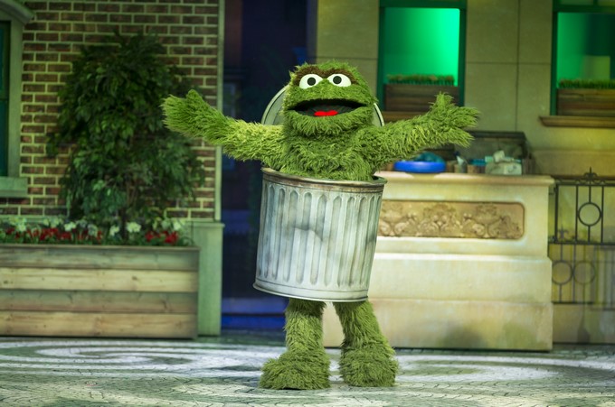 Oscar The Grouch (Oscar el cascarrabias), de la serie de televisión infantil conocida como "Plaza Sésamo", durante una escena del nuevo espectáculo "Sesame Street Live! Let's Party!", fruto de la asociación de Feld Entertainment con la organización educativa sin fines de lucro Sesame Workshop. EFE/Mullen Lowe