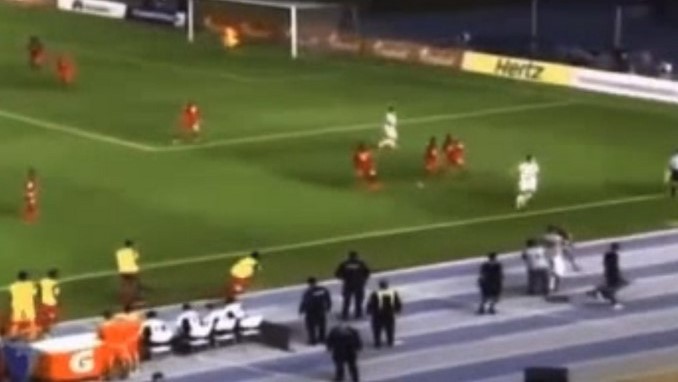 VIDEO: ¿Lo llevan al Mundial? El recogebolas que pateó lejos para hacer tiempo