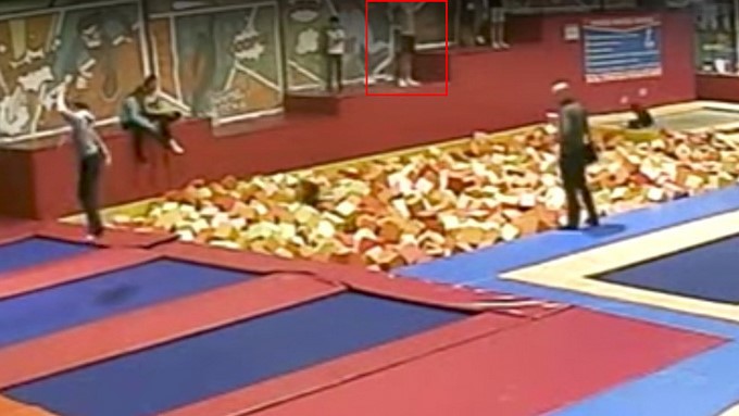 Político ruso pierde la vida tras realizar un salto mortal/ Captura tomada de Youtube