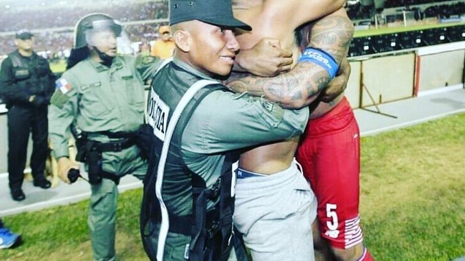 ¡Foto para la historia! Festejó la clasificación con un hincha y un policía