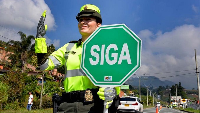 Unos 40 mil policías acompañan a los colombianos en las vías del país durante el receso escolar