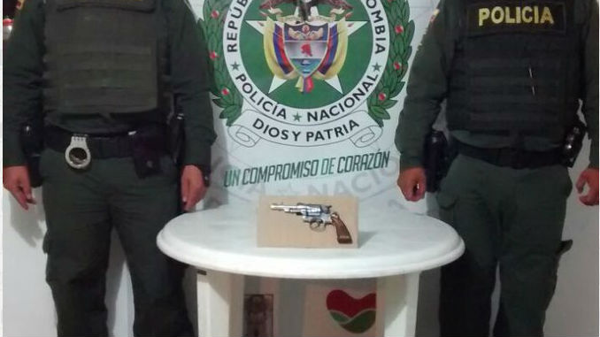 Notó a los policías y abandonó un arma de fuego 1 Arma_de_Fuego