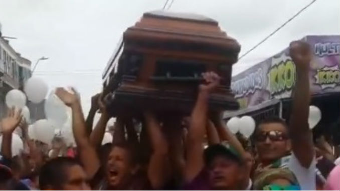 VIDEO: A ‘Inglaterra’ lo despidieron como “un héroe” en Carepa