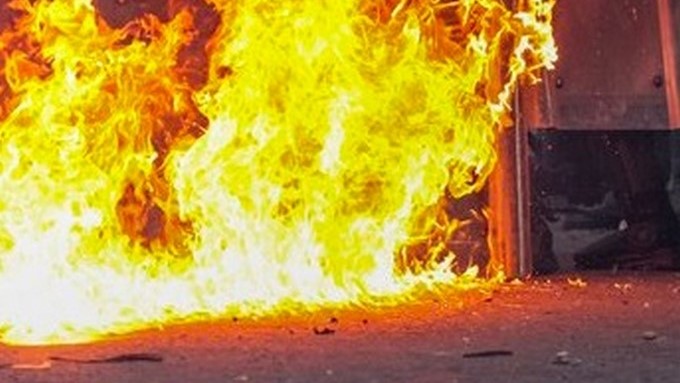 Con cuchillos calientes torturaron a una niña de 6 años, además quemaron viva a su madre