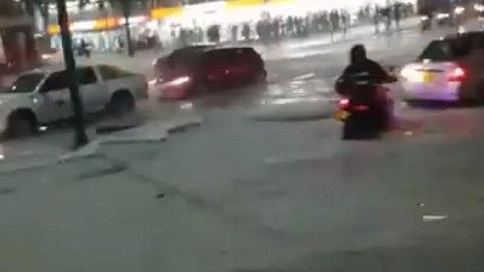 EN VIDEO: Casi se lleva los carros, así se vivió la granizada durante esta tarde