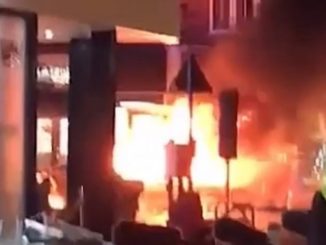 EN VIDEO: Explotó un automóvil en medio de una celebración navideña 1 Incendio