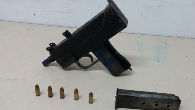 Abandonaron un arma de fuego cuando notaron a la Policía 2 Mini_Uzi