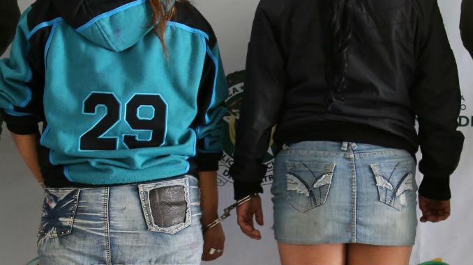 Capturadas por hurto dos mujeres en El Poblado 1 Mujeres_Capturadas