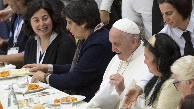 El papa almorzó con 1.500 pobres y aseguró rechazar rotundamente la “indiferencia”