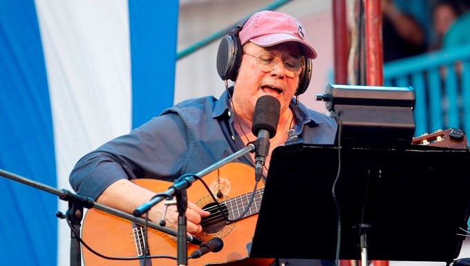 El trovador cubano Silvio Rodríguez se presenta en concierto en una plaza de La Habana Vieja. EFE/Archivo