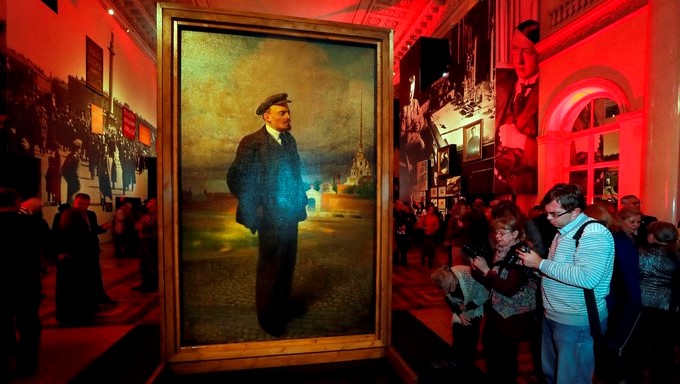 Retrato del líder soviético Vladimir Lenin en la exposición titulada El Palacio de Invierno y el Hermitage. 1917. La historia fue creada aquí, con la que el Museo Estatal del Hermitage, en San Petersburgo (Rusia) celebra el centenario de la revolución rusa. EFEArchivo