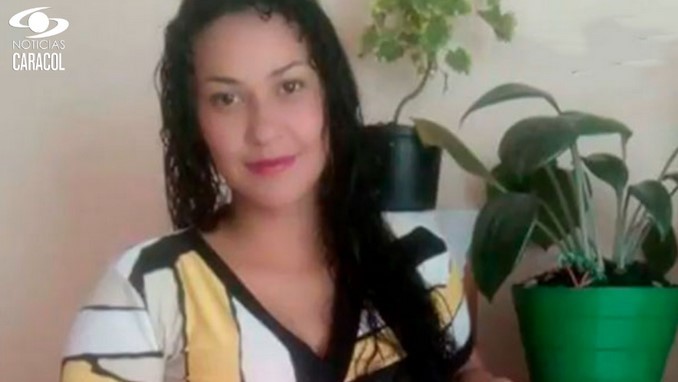 Autoridades buscan al hombre que habría apuñalado a su expareja delante de su pequeña hija