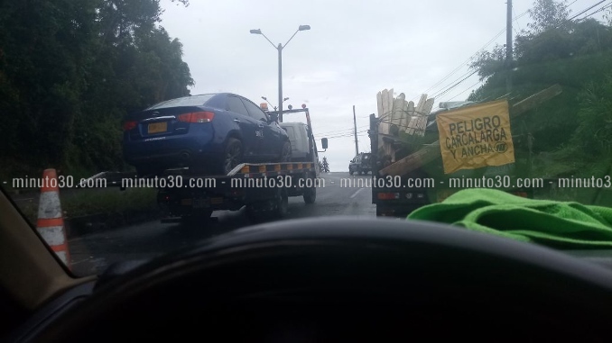 Fuerte congestión tras choque de vehículo contra separador en Las Palmas