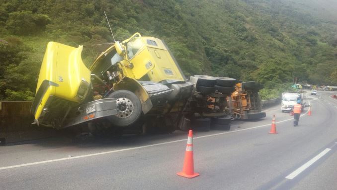 Emergencia por derrame de ACPM tras accidente de tránsito en vía de Cundinamarca