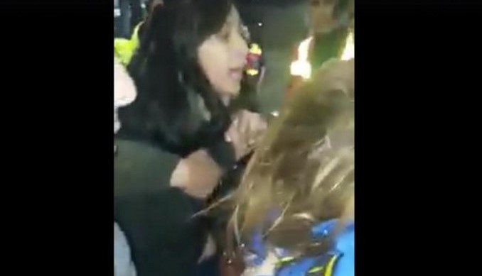 En video quedó registrado el momento en que una mujer habría agredido a funcionaria del Transmilenio