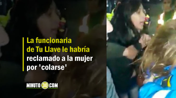 En video quedó registrado el momento en que una mujer habría agredido a funcionaria del Transmilenio