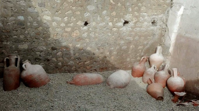 Imagen facilitada por el Ministerio de Cultura Italiano de alguna de las catorce ánforas encontradas en perfecto estado de conservación durante las nuevas excavaciones realizadas en el yacimiento arqueológico de Pompeya (sur de Italia), la ciudad sepultada por la erupción del Vesubio en el año 79 d.C. EFE.