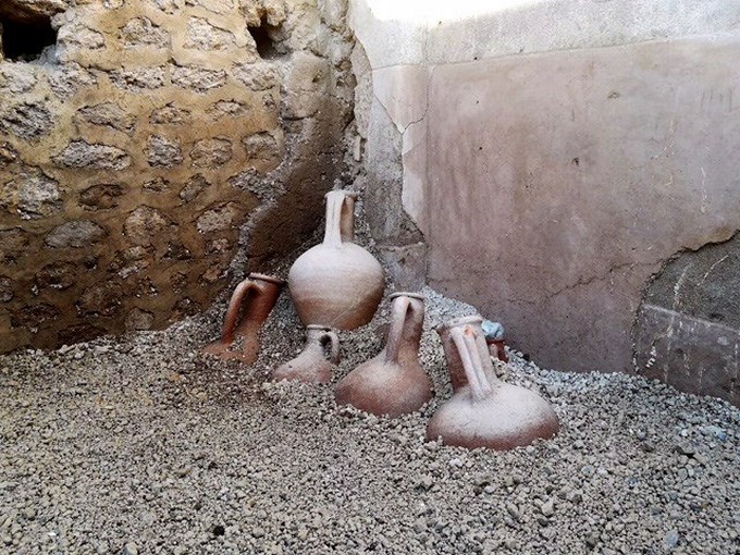 Catorce ánforas encontradas en perfecto estado de conservación durante las nuevas excavaciones realizadas en el yacimiento arqueológico de Pompeya (sur de Italia), la ciudad sepultada por la erupción del Vesubio en el año 79 d.C. EFE.