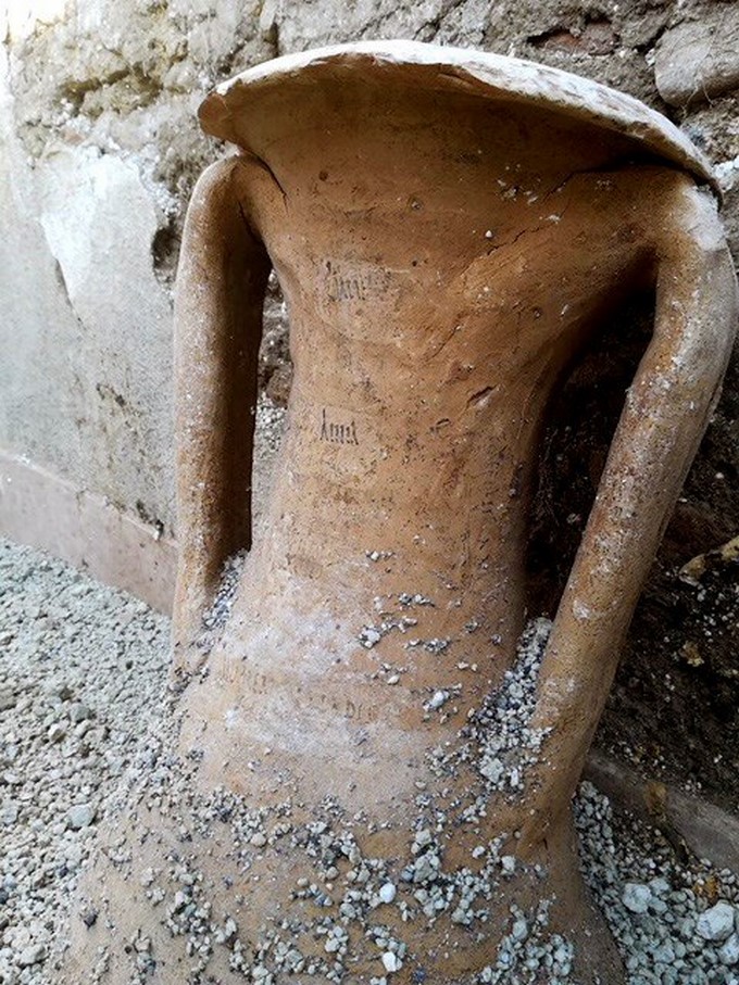 Una de las catorce ánforas encontradas en perfecto estado de conservación durante las nuevas excavaciones realizadas en el yacimiento arqueológico de Pompeya (sur de Italia), la ciudad sepultada por la erupción del Vesubio en el año 79 d.C. EFE.