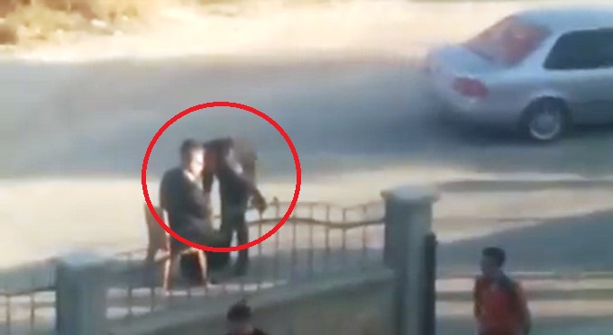 VIDEO: Director obliga a sus estudiantes besar su mano antes de ingresar a la institución