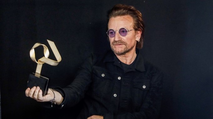 El cantante Bono, de la banda irlandesa U2, posa con el Golden Award, ayer tras la gala de entrega de los Premios de Música Los40 celebrada en el Palacio de los Deportes de la Comunidad de Madrid. EFE