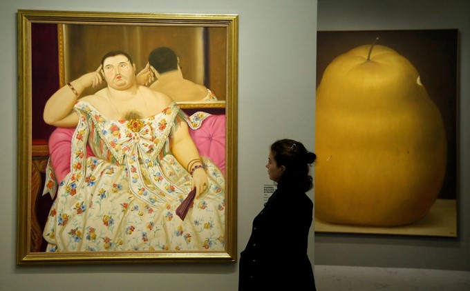 Una periodista observa la exposición del artista colombiano Fernando Botero en el Hotel Caumont en Aix en Provence (Francia) hoy. EFE